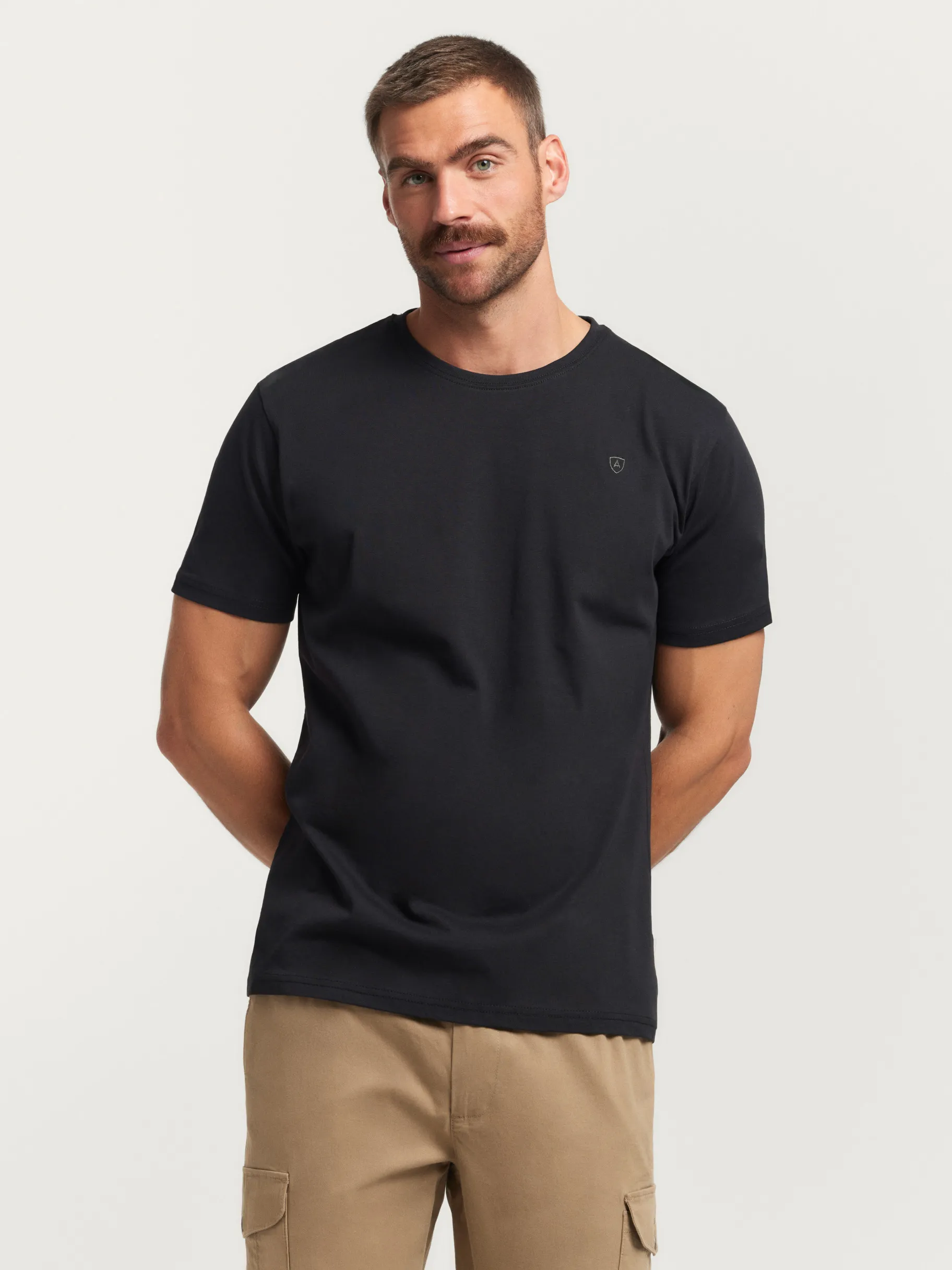 camiseta_basica_negro_2.webp Store Alvaro Moreno CAMISETA BASICA Negro