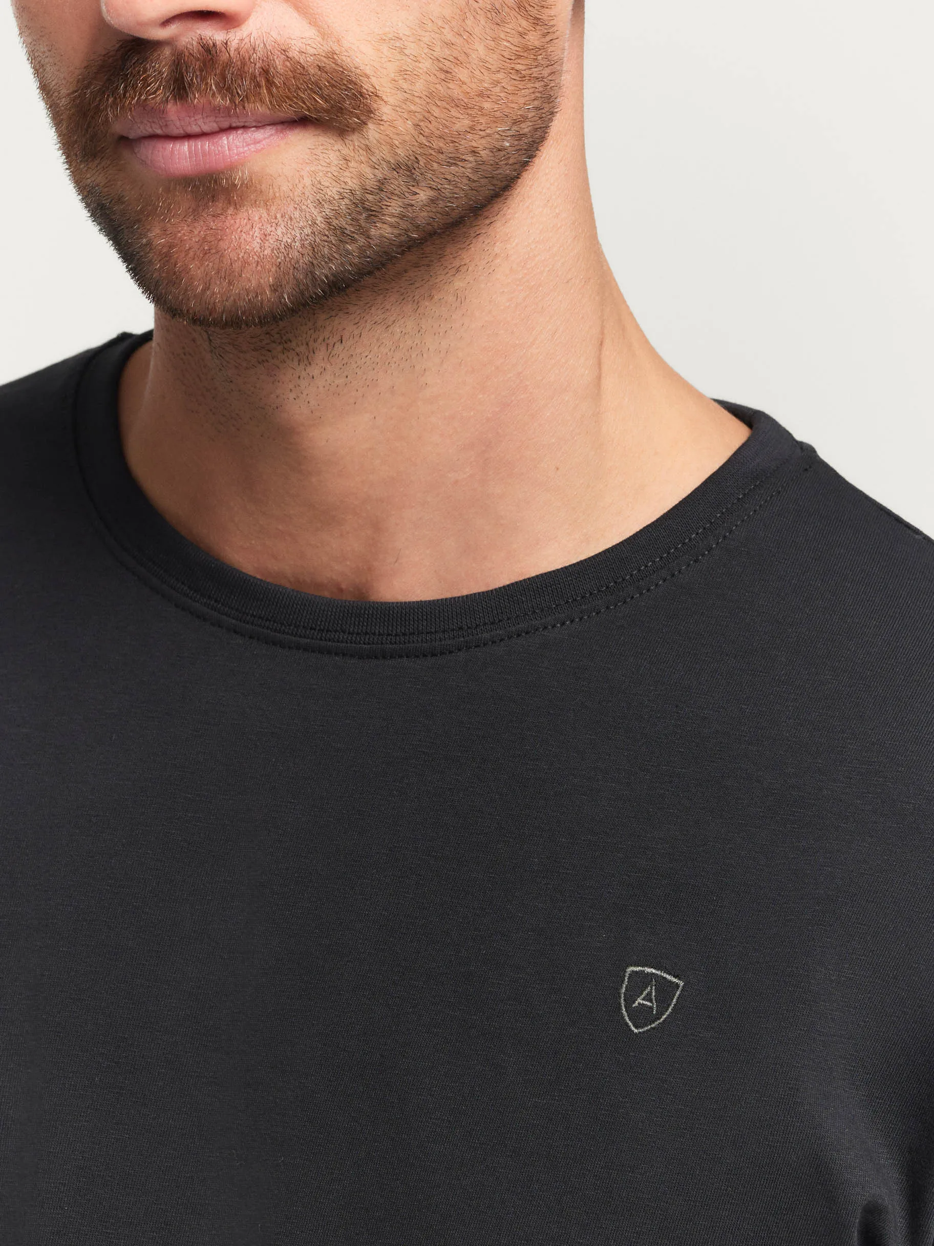 camiseta_basica_negro_3.webp Store Alvaro Moreno CAMISETA BASICA Negro