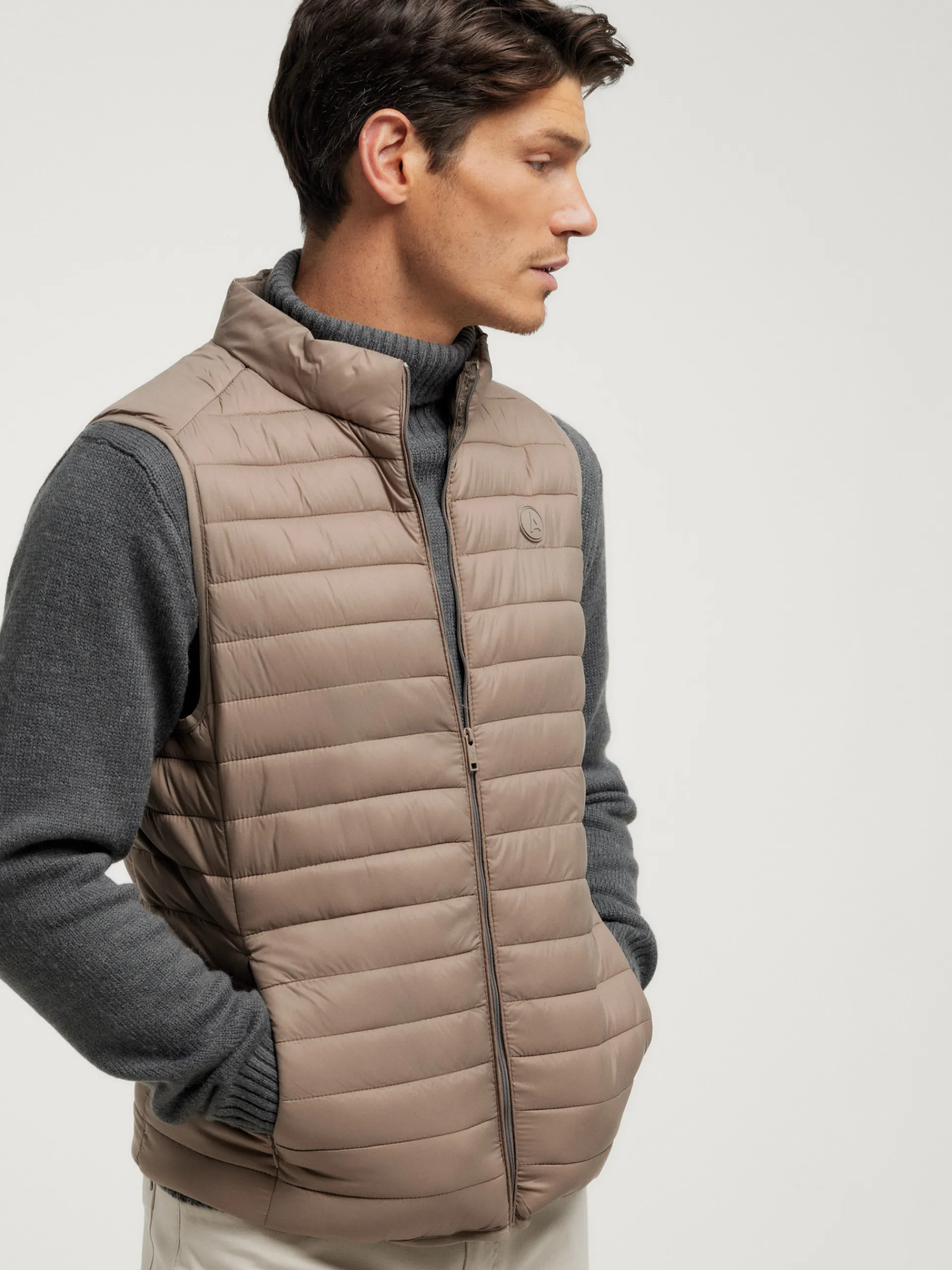 chaleco_niro_camel_3.webp Fashion Alvaro Moreno CHALECO NIRO Camel