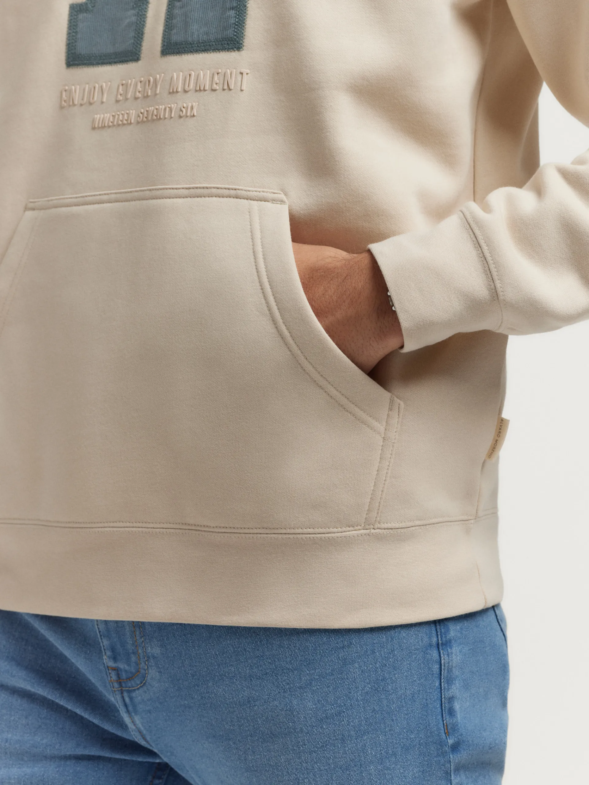 sudadera_moment_beige_4.webp Hot Alvaro Moreno SUDADERA MOMENT Beige