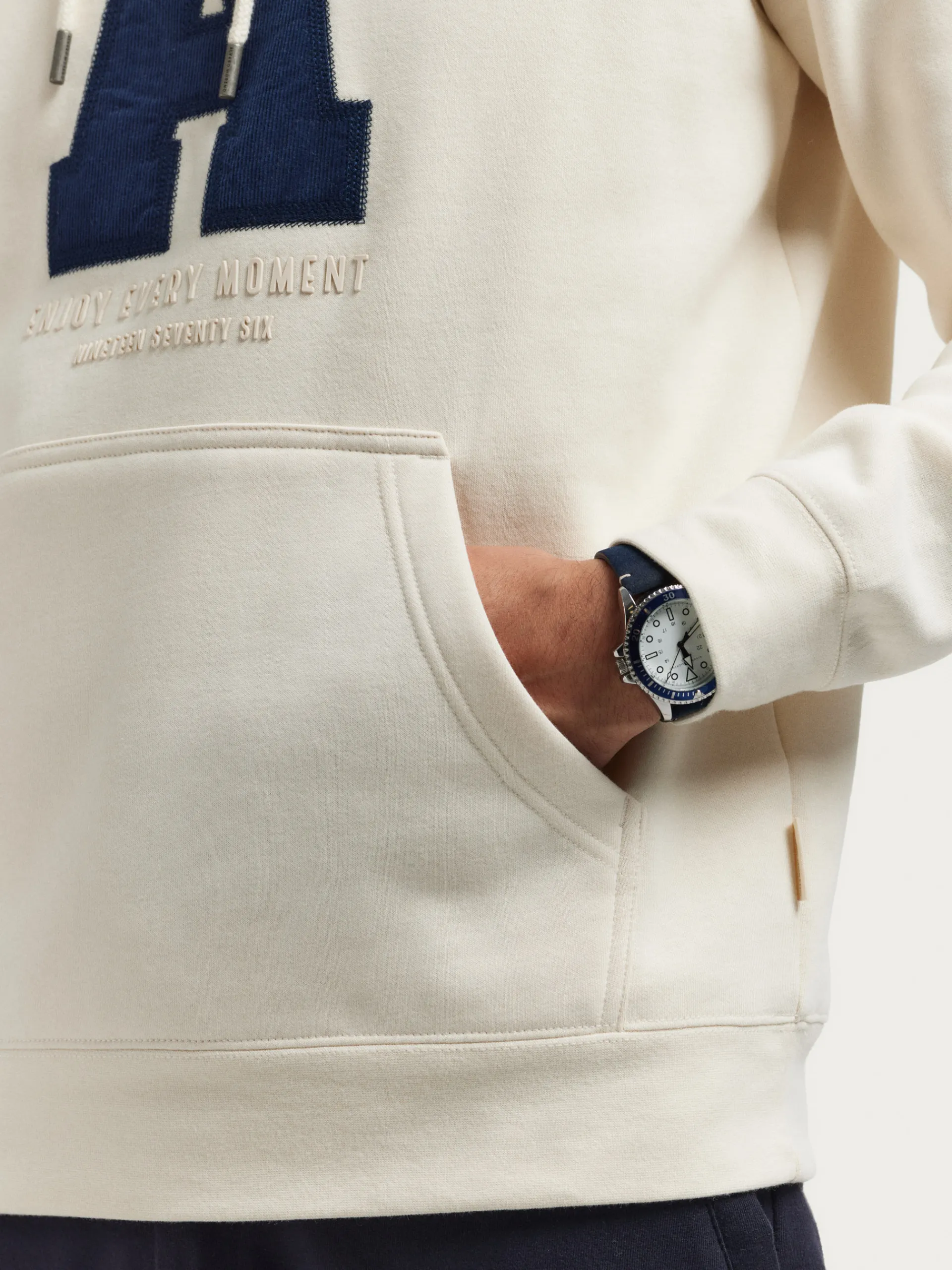 sudadera_moment_crudo_4.webp Store Alvaro Moreno SUDADERA MOMENT Crudo