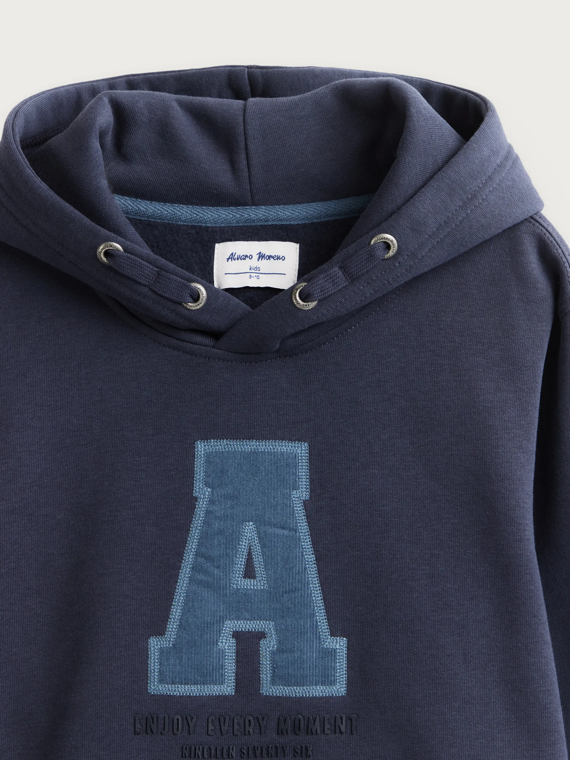 sudadera_moment_kids_azul_marino_3.webp Outlet Alvaro Moreno SUDADERA MOMENT KIDS Azul Marino