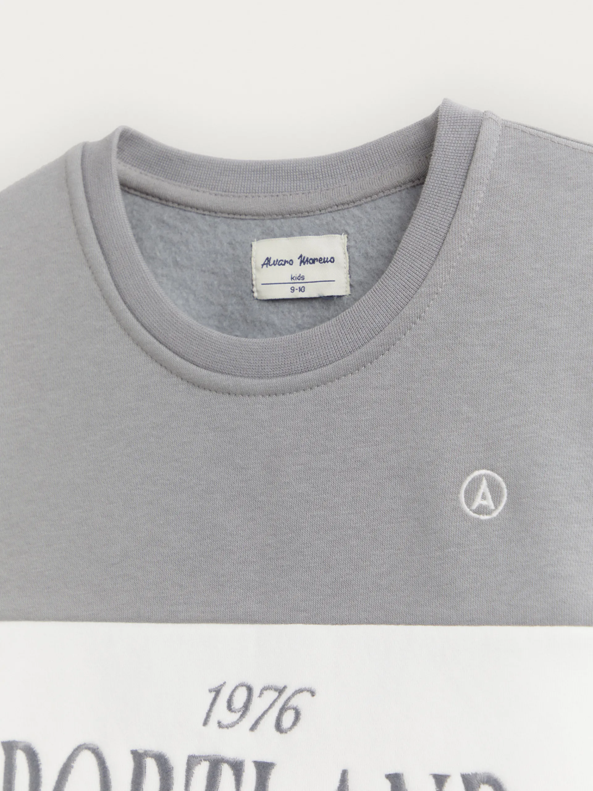 sudadera_portland_kids_gris_3.webp New Alvaro Moreno SUDADERA PORTLAND KIDS Gris